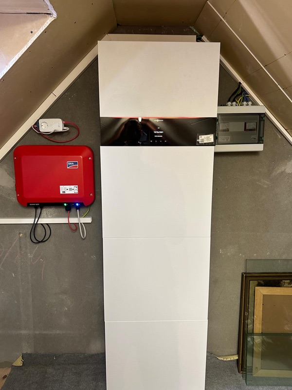 SMA-Sunny-Boy-Wechselrichter mit Viessmann-Batteriespeicher im Dachgeschoss